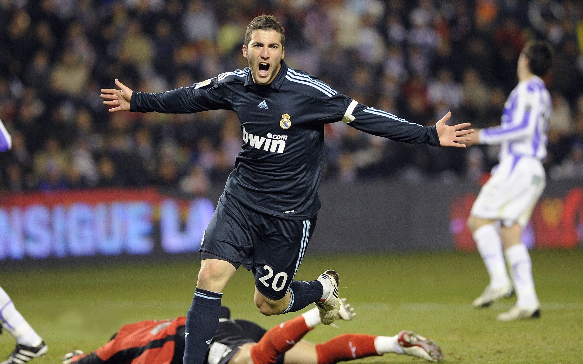 九游网页版官网入口-足球赛事舞美包装趋向视觉升级创新，舞台足球表演动作